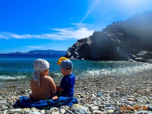 Czarter w Grecji z dziećmi - na kamienistej plaży
