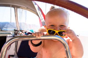małe dziecko na jachcie w Grecji 