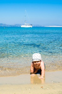 Czarter w Grecji z dziećmi - piaszczysta plaża na Aeginie