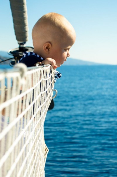 Czarter w Grecji z dziećmi - siatka na relingi jest niezbędna