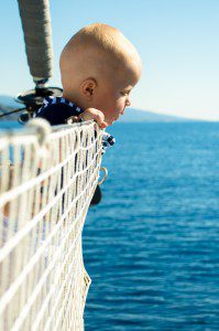 Siatka na relingi to dobre zabezpieczenie dla małych dzieci na jachcie