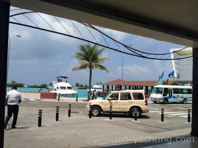 czarter jachtów Malediwy - transfer z lotniska odbywa się w więkoszości taksówkami wodnymi