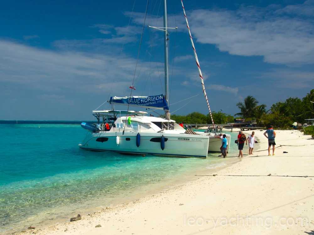 czarter katamaranu na Malediwach - cumowanie na plaży