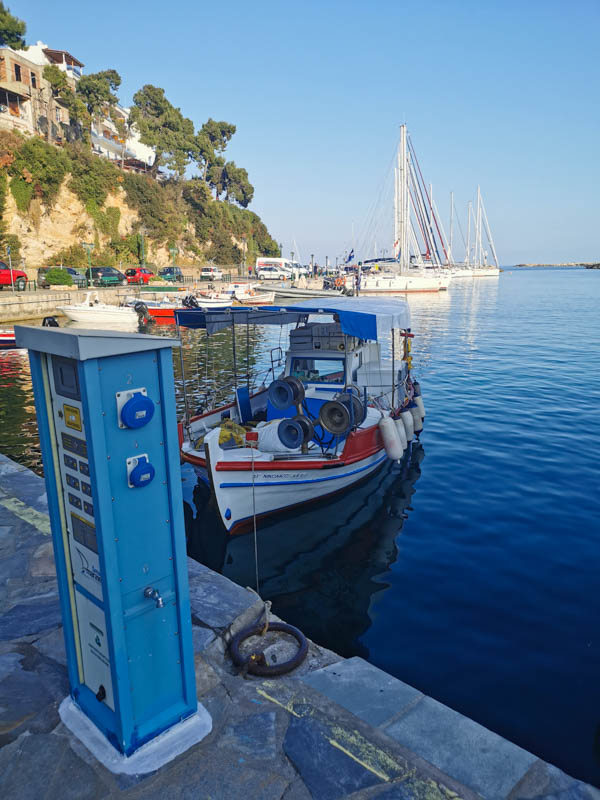 Port Patitiri na wyspie Alonissos - wygone nowe nabrzeża, dostępne media - prąd i woda