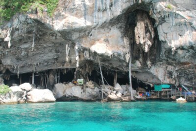 Czarter jachtów w Tajlandii - jaskinie Morskich Cyganów, którzy trudnią się pozyskiwaniem jaskółczych gniazd - produktu na słynną zupę