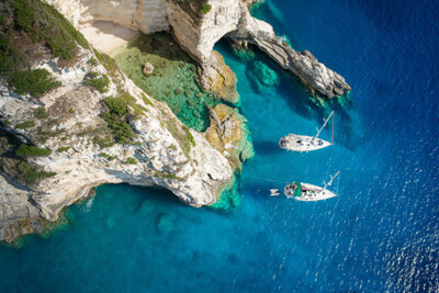 Jachty w zatoczce - wyspa Paxos, Grecja