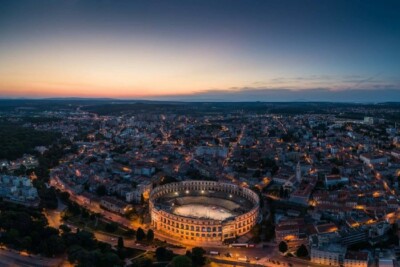 widok na amfiteatr w Puli podczas czarteru jachtu z załogą w Chorwacji 