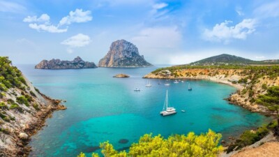 Ibiza-Cala-dHort-z-widokiem-na-Es-Vedrà