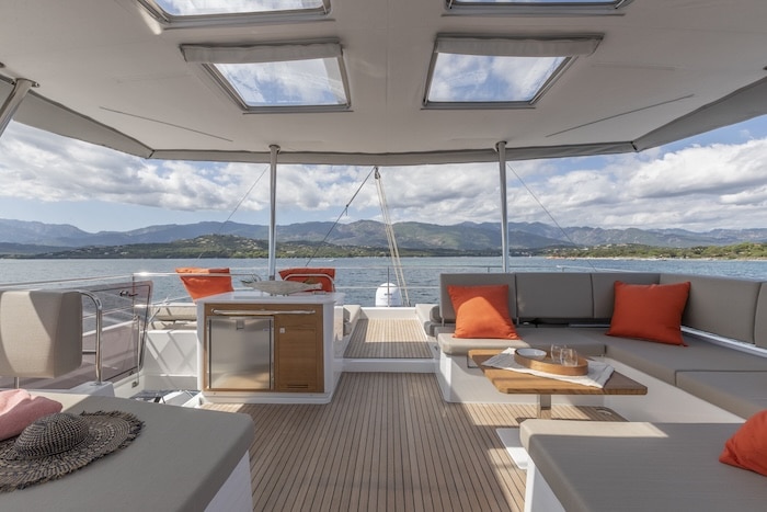 Katamaran-Serenissima-flybridge.jpg
