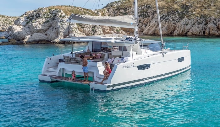 Fountaine-Pajot-Astrea-42-katamaran-czarter-LEO-Yachting-1.jpg