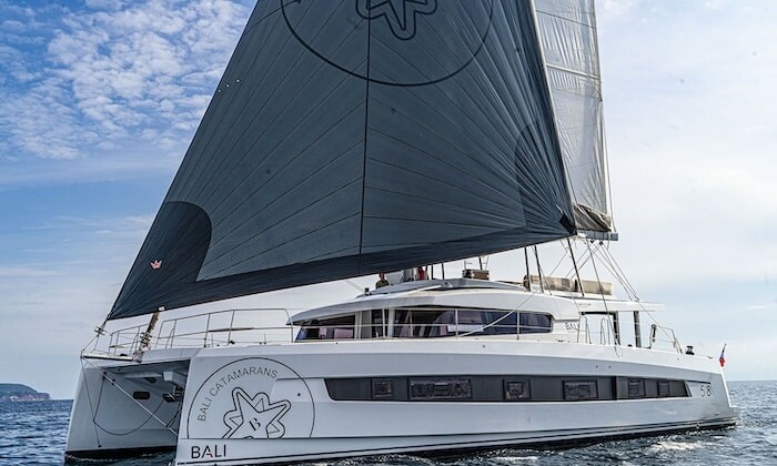 Katamaran-Bali-5.8-czarter-LEO-Yachting-e1760451034781.jpg