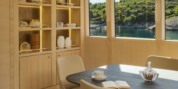 panoramiczne okna w salonie luksusowego jachtu - widok na wybrzeże Chorwacji