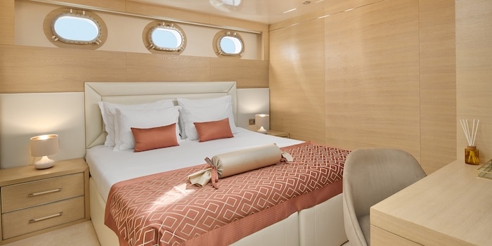 Sypialnia z łóżkiem typu queen size na luksusowym jachcie