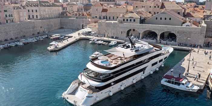 Luksusowy jacht cumuje w chorwackim miasteczku