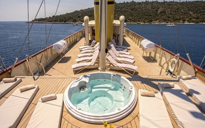 Jacuzzi na pokładzie jachtu do czarteru w Chorwacji