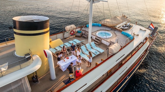 Pokład z jacuzzi na jachcie motorowym do czarteru z LEO Yachting