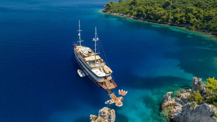 Luksusowy jacht motorowy w zatoce na Adriatyku