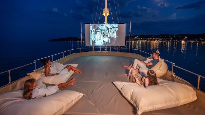 Kino pod gwiazdami na pokładzie jachtu w Chorwacji