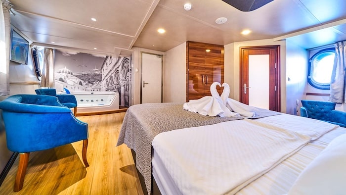 przestronna kabina z wanną z hydromasażem - motorsailer do czarteru w Chorwacji