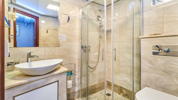 Łazienka jest w każdej kabinie na luksusowym jachcie oferowanym przez LEO Yachting