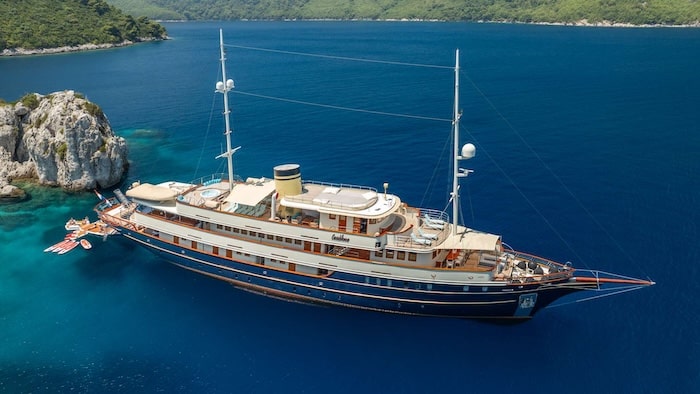 Luksusowy jacht motorowy dla dużej grupy