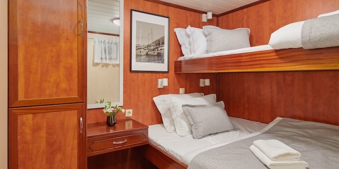 Kabina z kojami piętrowymi - luksusowy jacht do czarteru