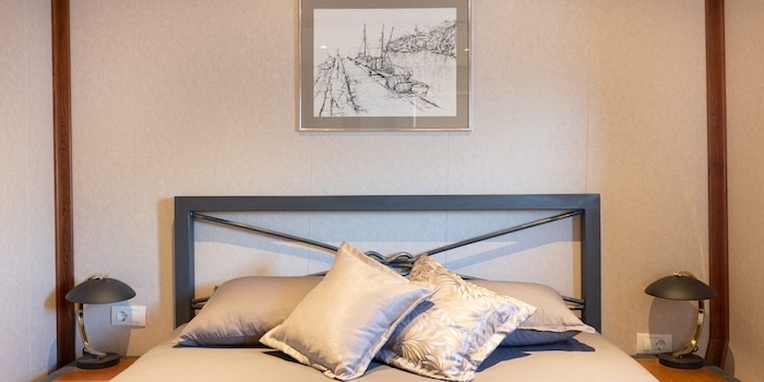 Sypialnia na luksusowym motorsailerze z Chorwacji