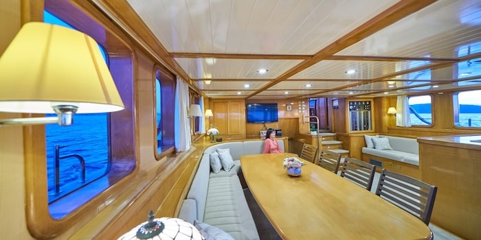 Wewnętrzna jadalnia na luksusowym jachcie do czarteru