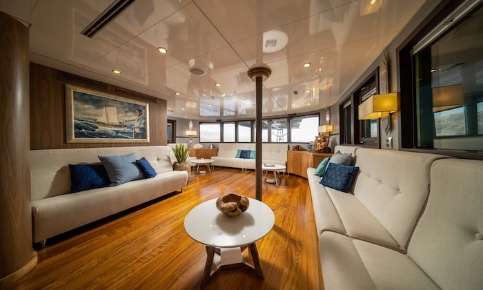 Wnętrze saloniku na luksusowym jachcie od LEO Yachting
