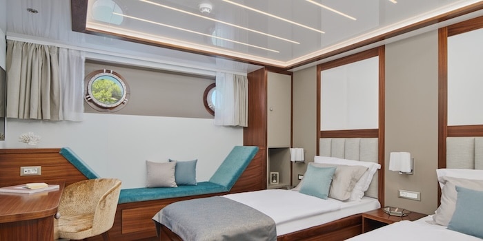 Sypialnia na motorsailerze do czarteru z LEO Yachting