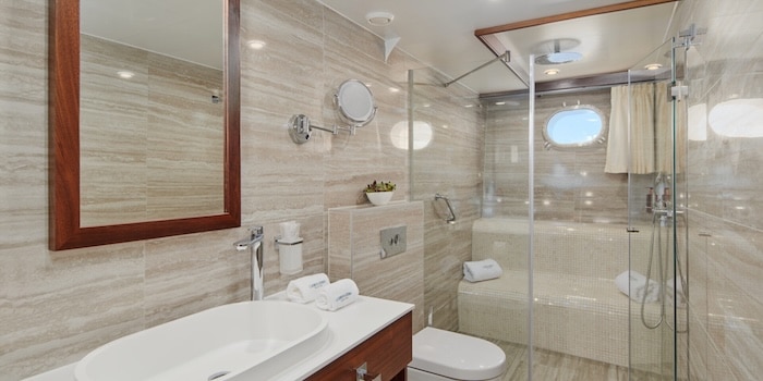 Łazienka en suite na luksusowym jachcie do czarteru
