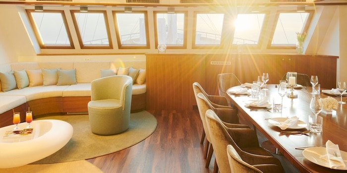 Salonik i jadalnia na luksusowym jachcie w Chorwacji