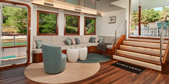 Wnętrze jachtu do czarteru LEO Yachting