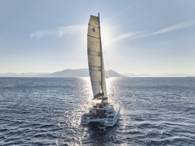 katamaran pod żaglami płynie po morzu