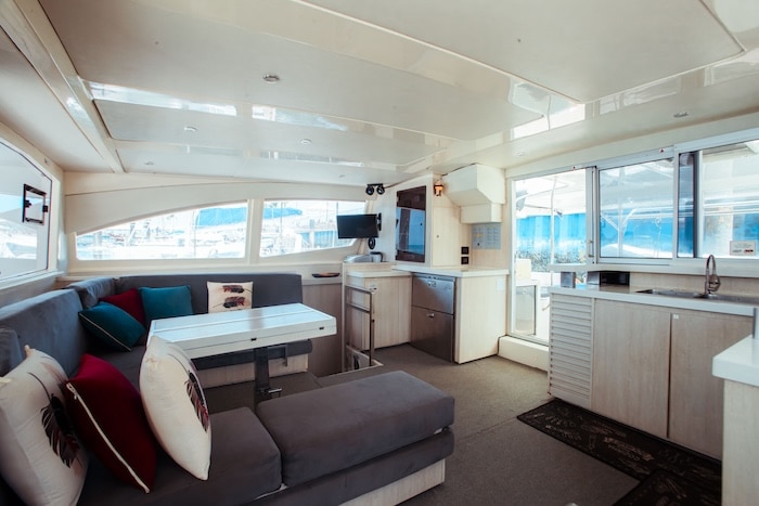 wnętrze katamaranu do czarteru na Zanzibarze