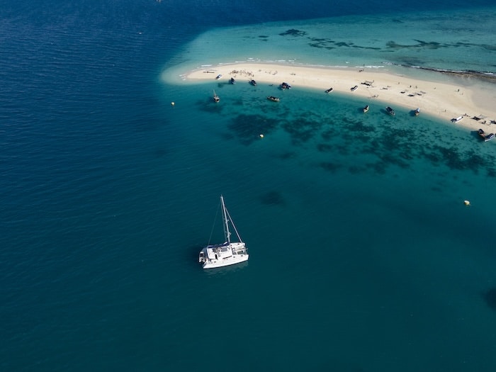 katamaran-z-zaloga-na-Zanzibarze.jpg