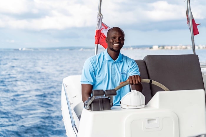 profesjonalny skipper za sterem katamaranu
