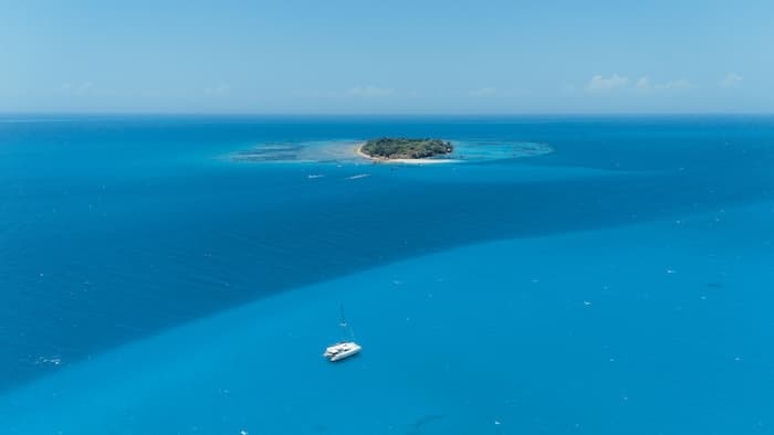 widok na katamaran i morze w rejonie Zanzibaru