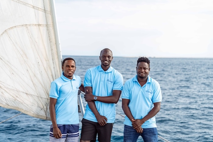 profesjonalna załoga katamaranu na Zanzibarze