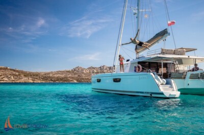 Goście odpoczywają na katamaranie z załogą w Chorwacji