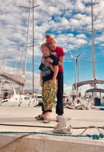 mama i syn w Marinie Alimos, po zakończeniu rejsu w Grecji