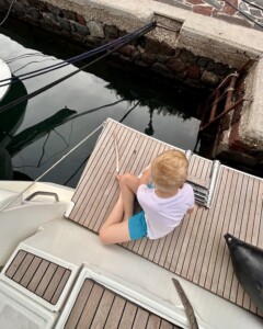 Leo łowi ryby z jachtu w porcie Vathi (półwysep Methana)