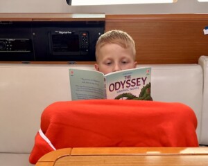 10letni Leo na jachcie czyta Odyseję