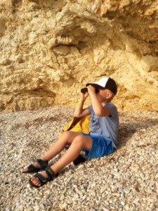 Leo na plaży z lornetką - wyspa Antipaxi (Morze Jońskie)