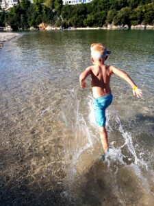 Każda woda jest dość dobra, by się w niej taplać - Leo na plaży Bella Vraka (Wyspy Jońskie)