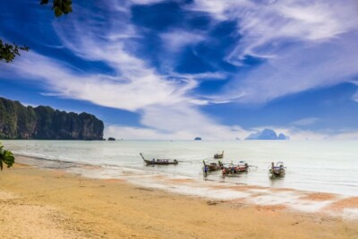 łodzie długoogonowe na plaży, Krabi, Tajlandia