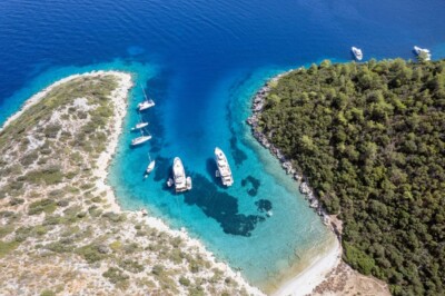 Luksusowe jachty w zatoce - rejon Datca, Turcja