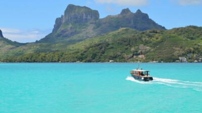 Widok na wyspę bora Bora z pokładu jachtu