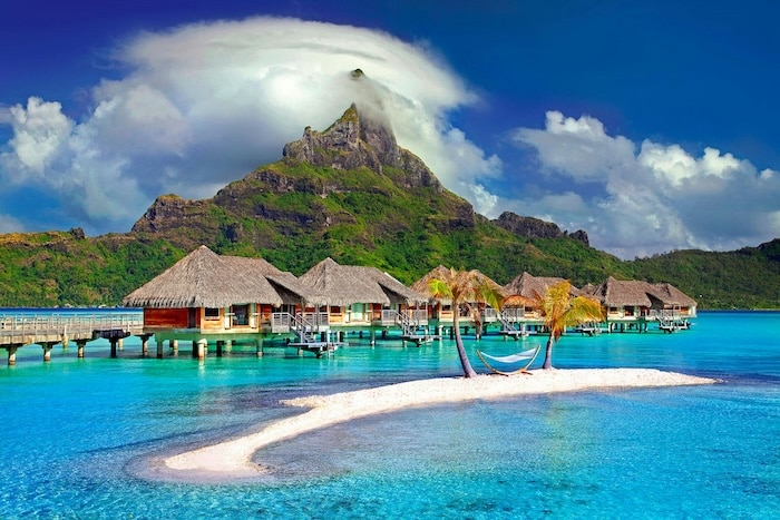 Polinezja Francuska charakterystyczne domki wypoczynkowe na Bora Bora