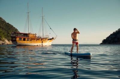 Aktywności w chorwackiej zatoce, w tle motorsailer Moja Maja